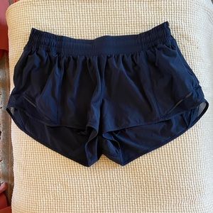 lululemon hotty hot shorts 2.5”